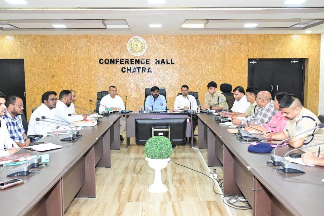 10c5abed-d2ab-4c88-ab01-45c91de9ec40_DC_Ravi_Anand_in_a_meeting_in_Chatra_on_Thursday.Vishvendu_Jaipuriar.jpg