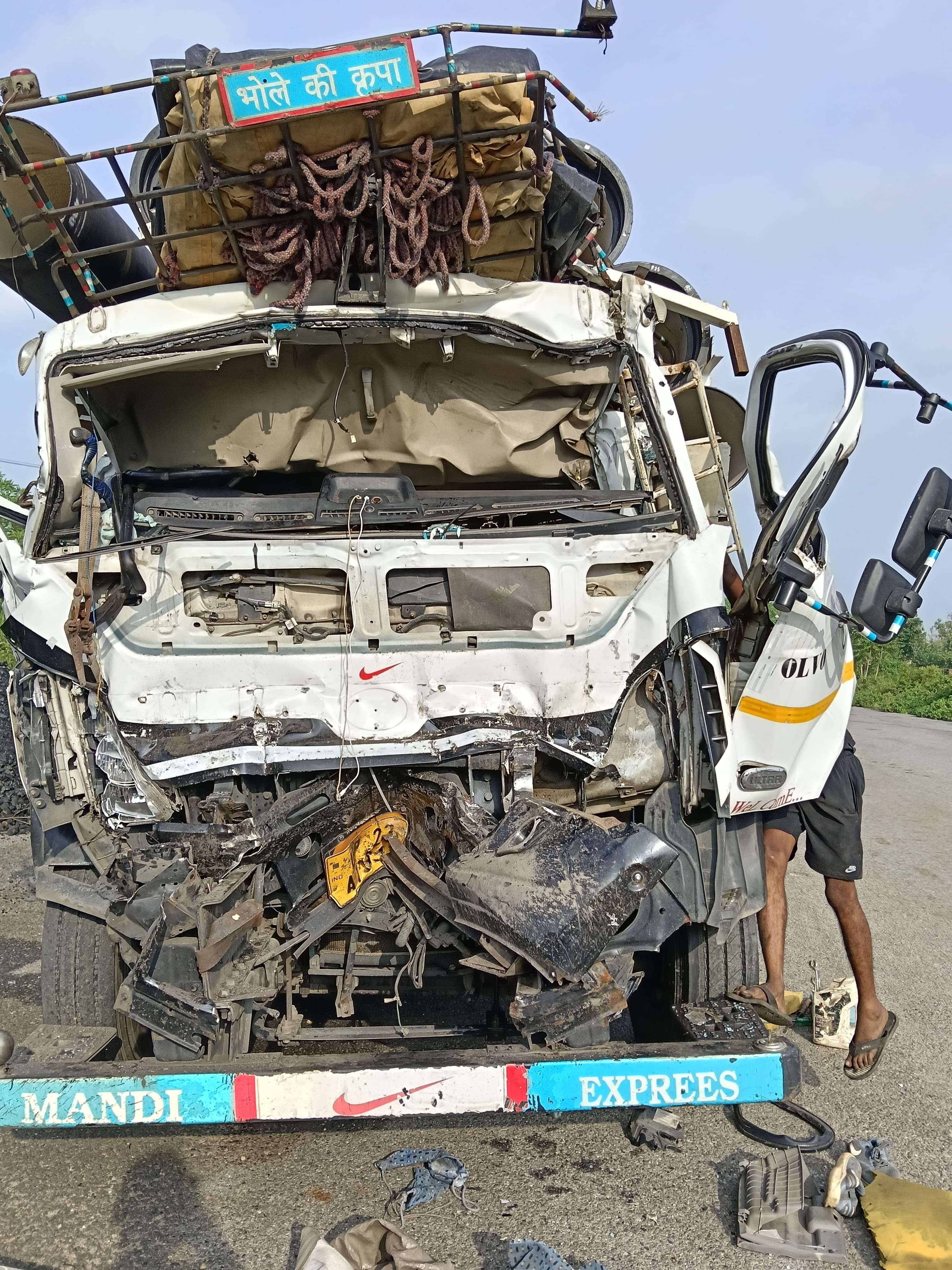 92d2ce54-41bc-4bd6-8f51-11cf11d569d9_Mangled_mini_truck_in_Hazaribag.Vishvendu_Jaipuriar.jpg