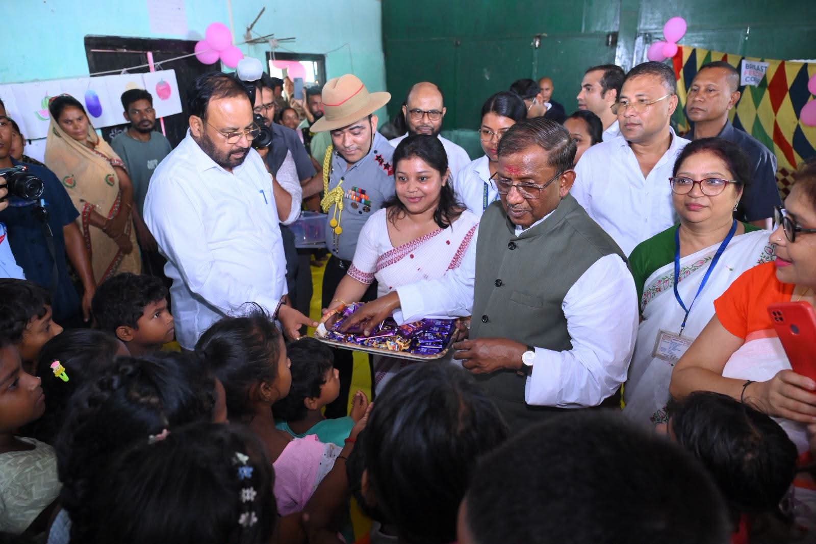 70809639-dcba-4c4d-81bf-d70821c915fe_Governor_at_Relief_camp.jpg