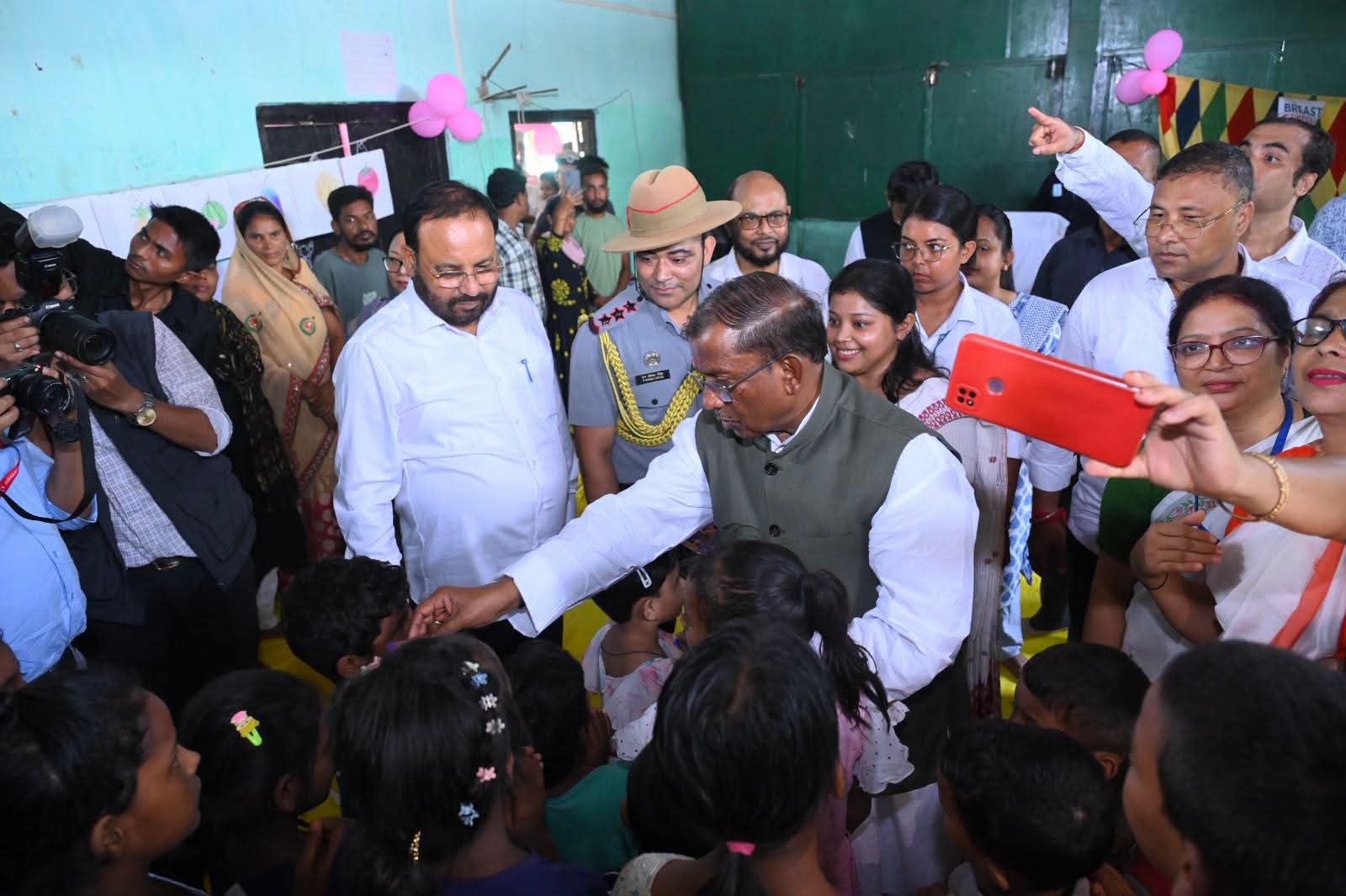 c783c991-ef22-4461-a14c-ae36b78d3e76_Governor_at_Sivasagar_High_School_relief_camp_.jpg