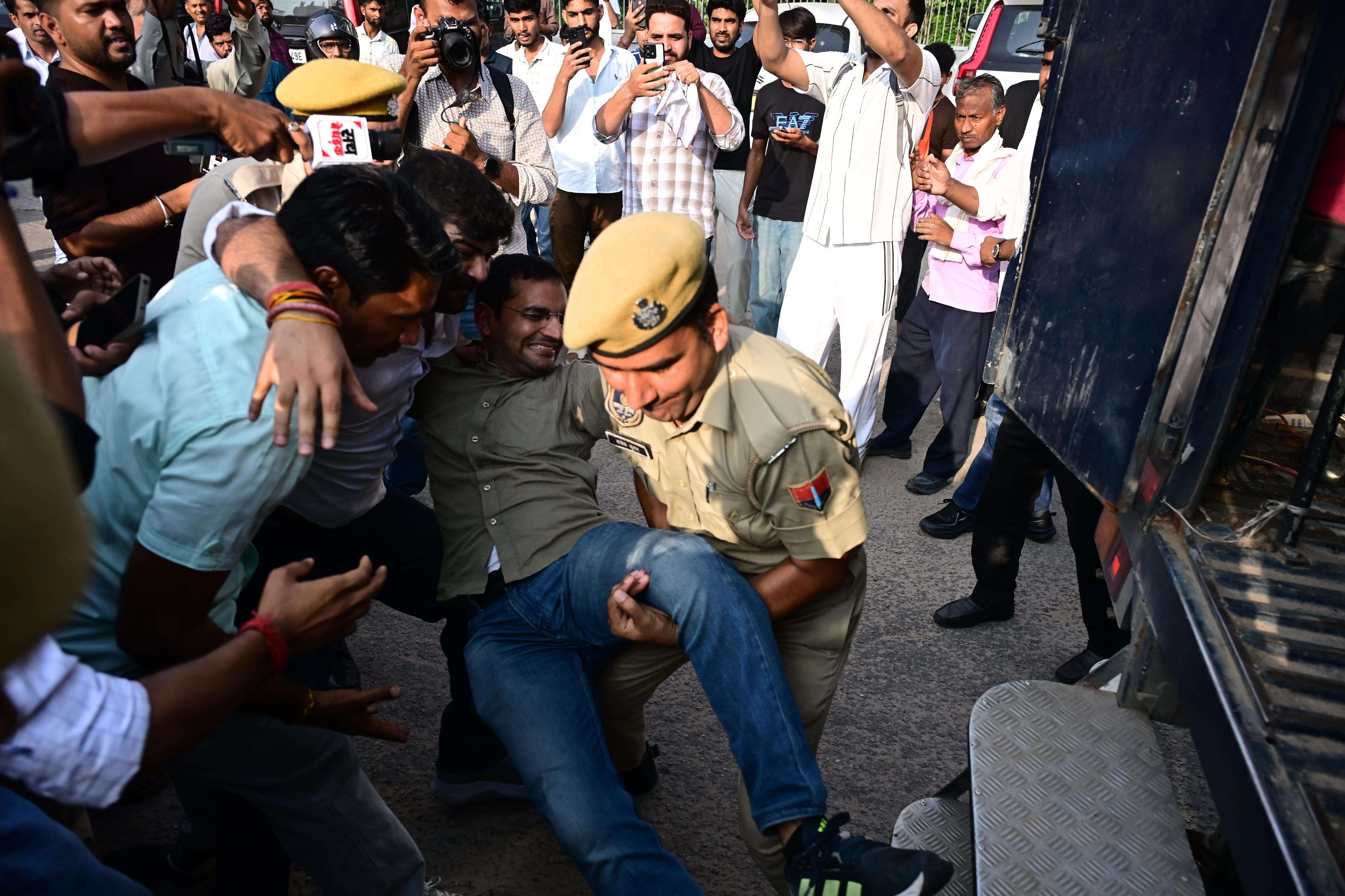 NSUI protestors tried to jam Tonk Road and police detained them (Bhagirath) (11).JPG