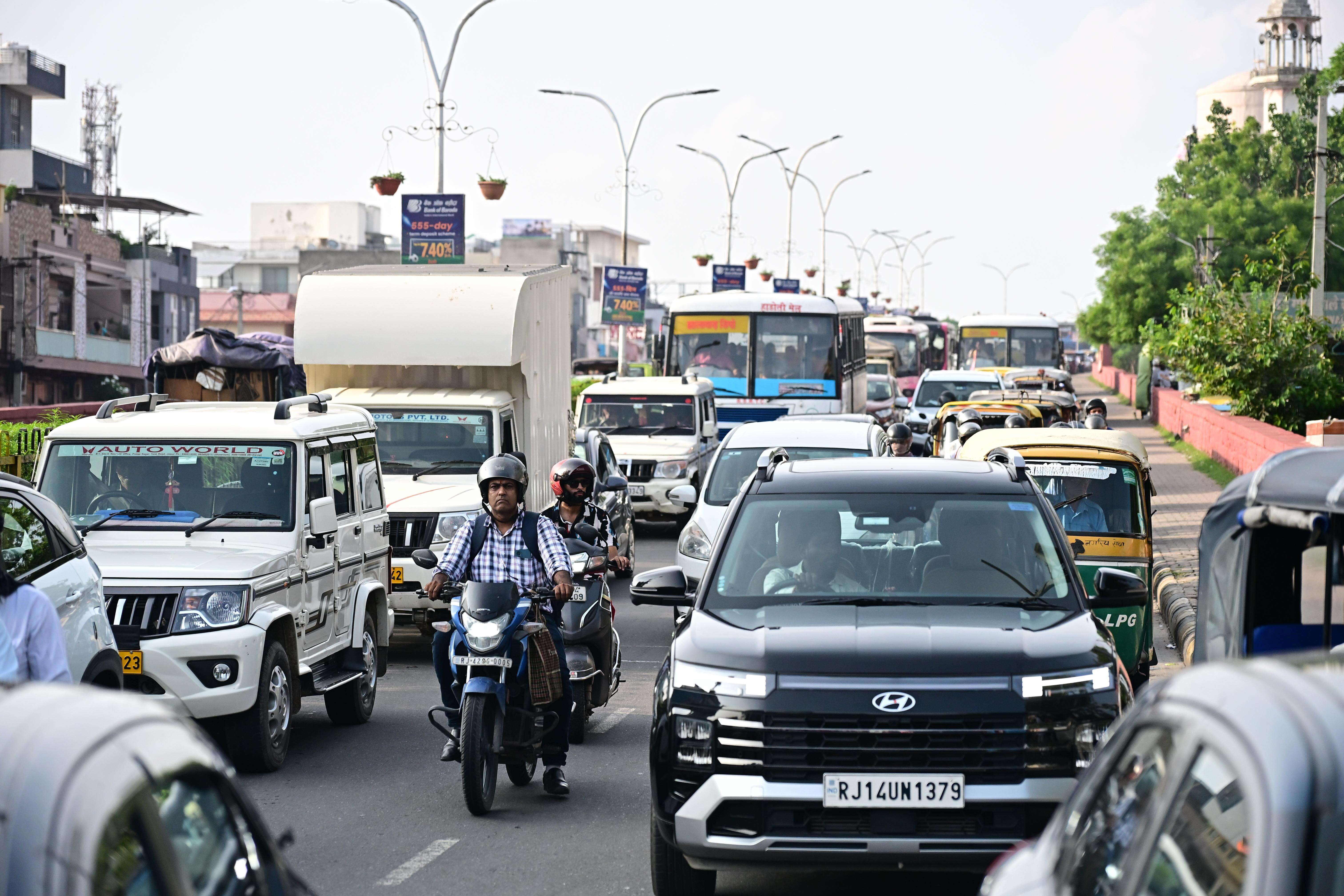 NSUI protestors tried to jam Tonk Road and police detained them (Bhagirath) (16).JPG