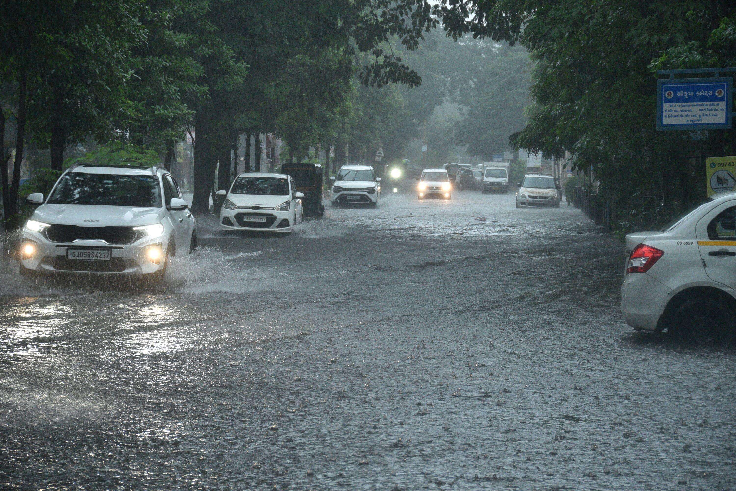 Rain (18)-Gangeshwar road Adajan.JPG