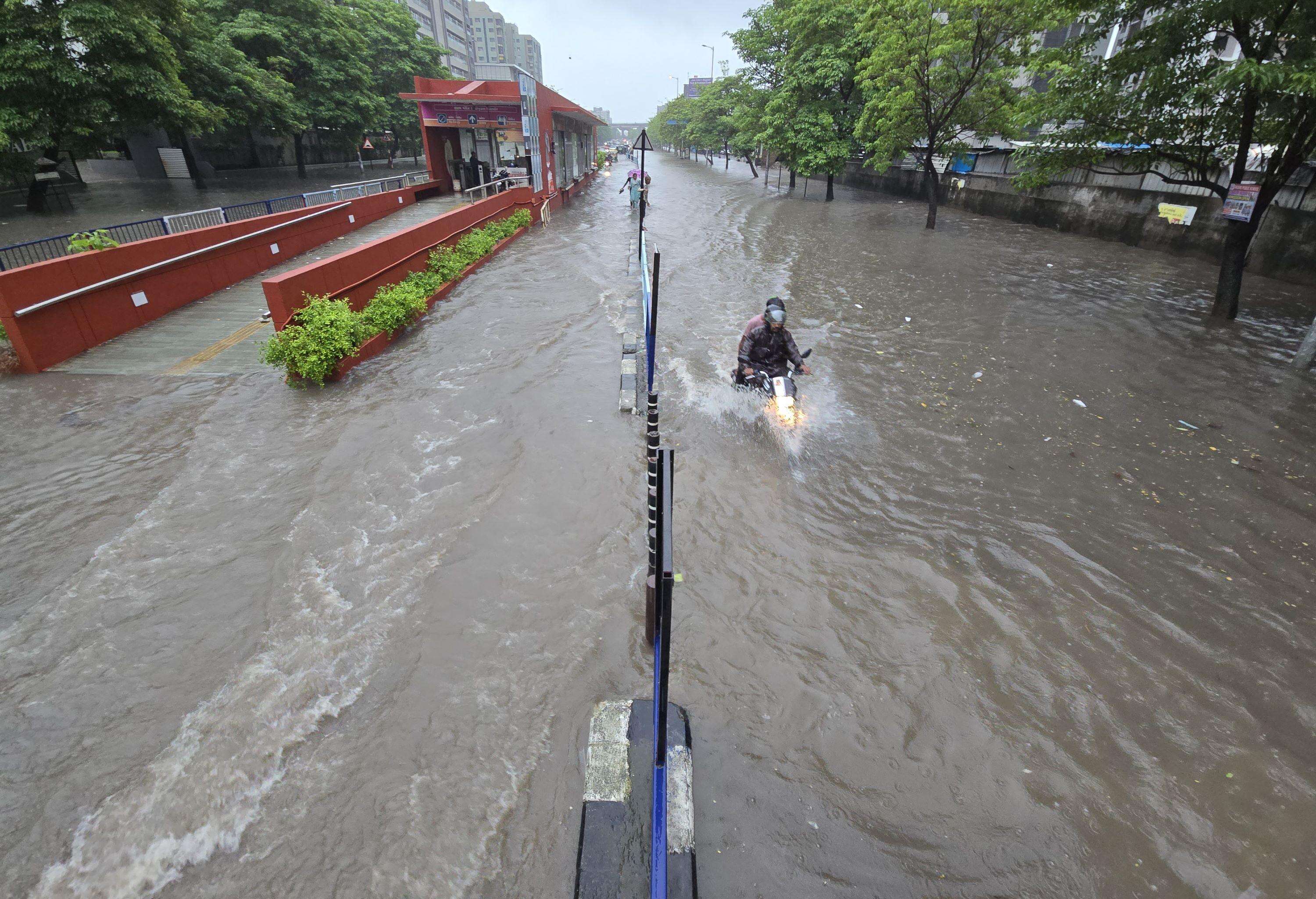 Rain (9)-Shyam Baba Temple road.jpg