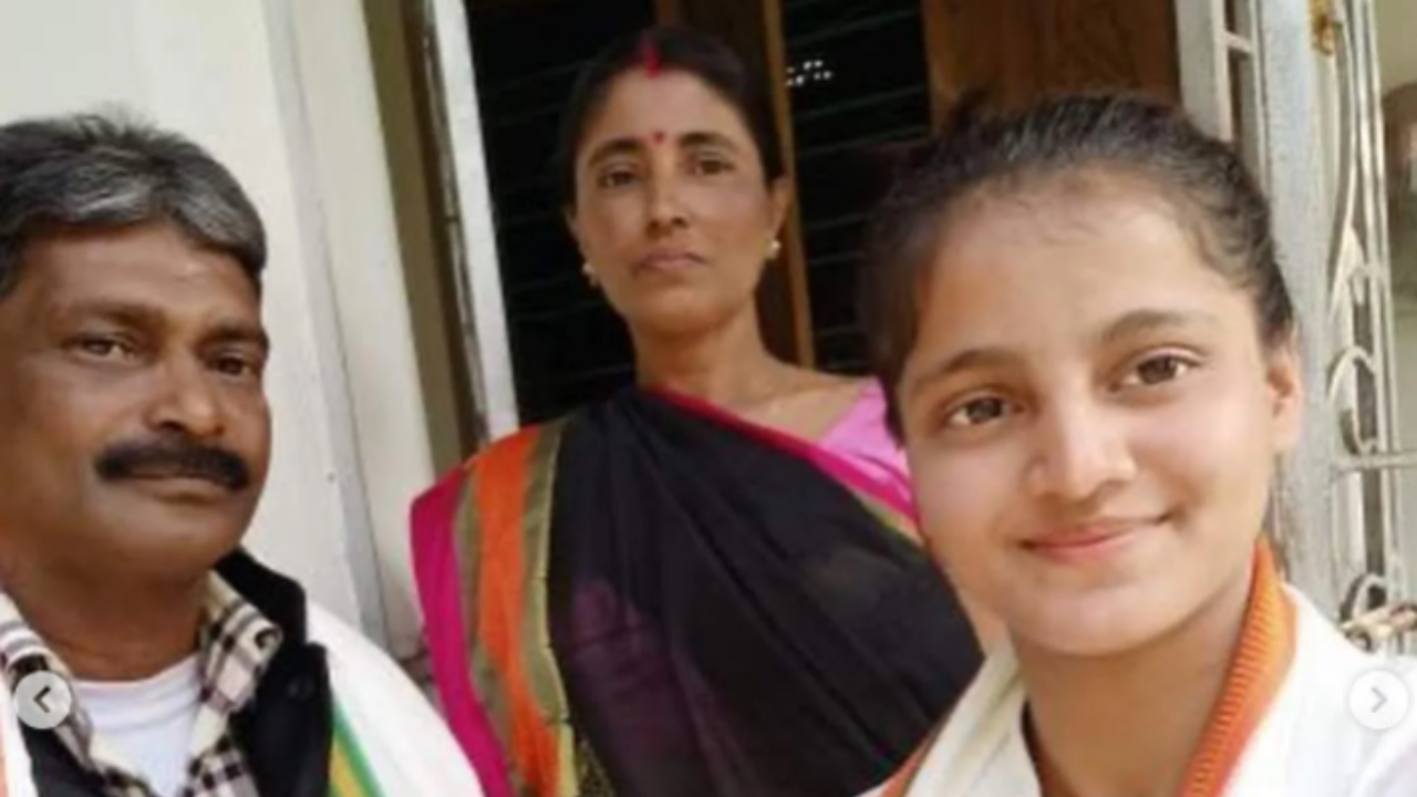 Asmita with her parents. (Photo credit: Instagram/@_asmi.judoka_48kg)