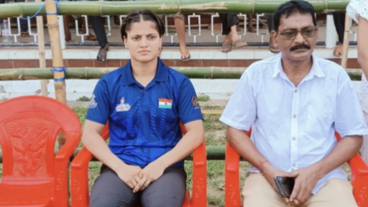 Asmita Dey with her late father. (Instagram/@_asmi.judoka_48kg)
