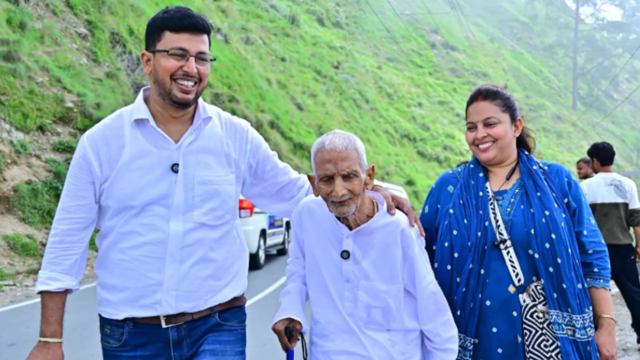 Shrikant with his wife and father at Nainital. (Image courtesy: Instagram/@bhukkhad_musafir)