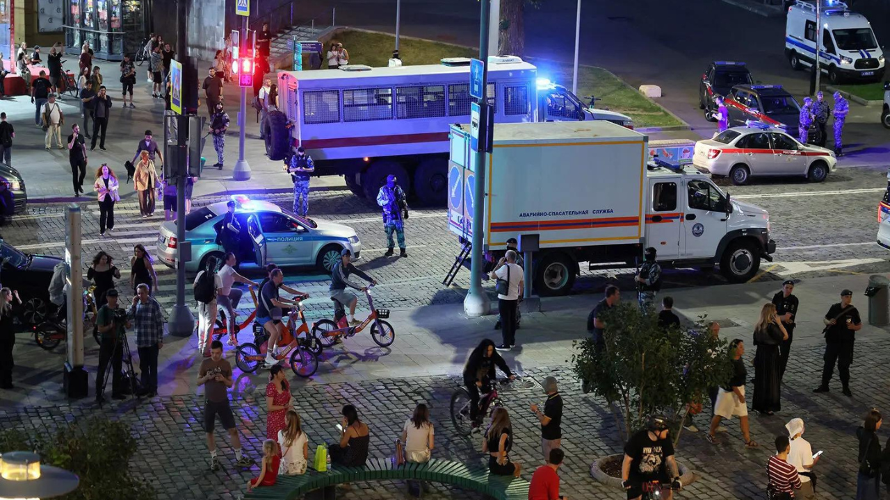 Bomb blast outside Moscow restaurant kills 3, injures 21