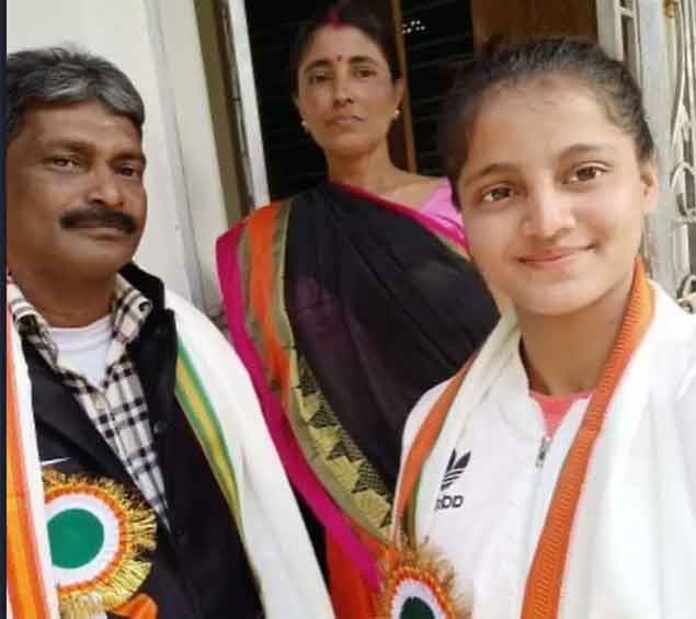 Asmita Dey with her father and mother (Special arrangement)