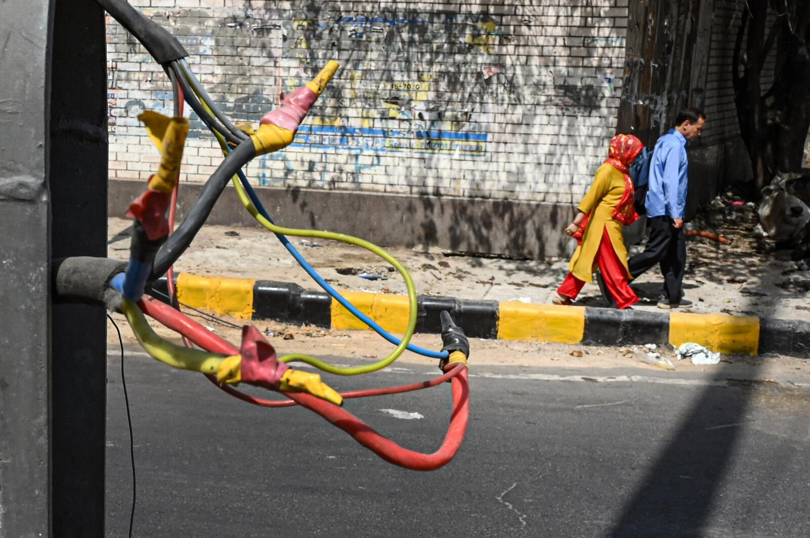 Wires poses a serious safety hazard on busy city roads