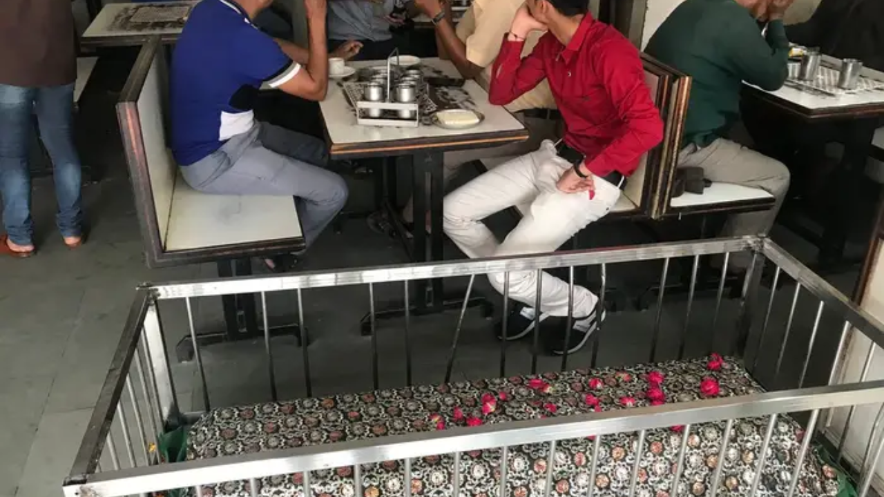 Weirdest Graveyard Restaurant In Ahemdabad