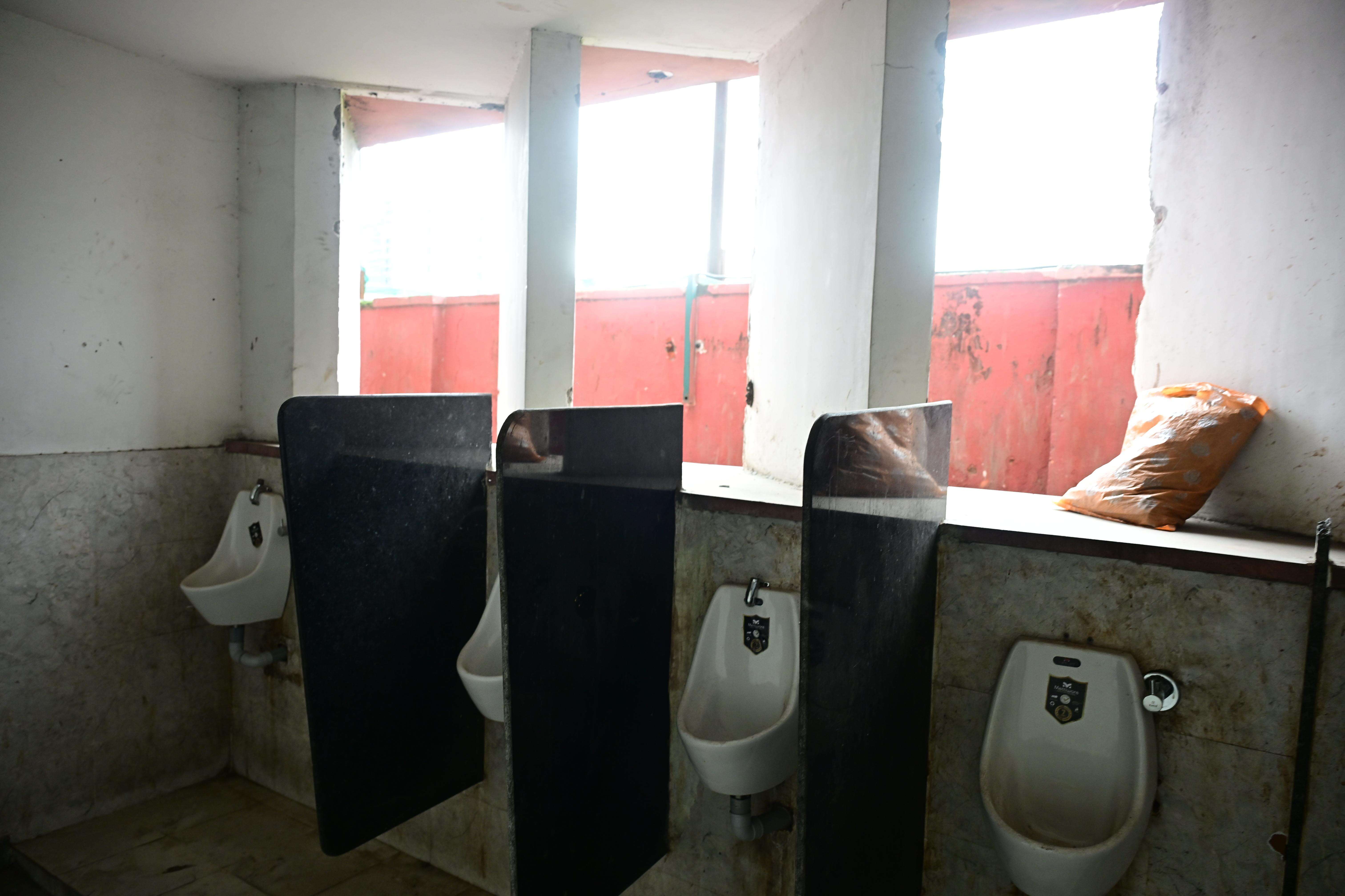 Public toilet at Rambagh in bad condition (Bhagirath) (5).JPG