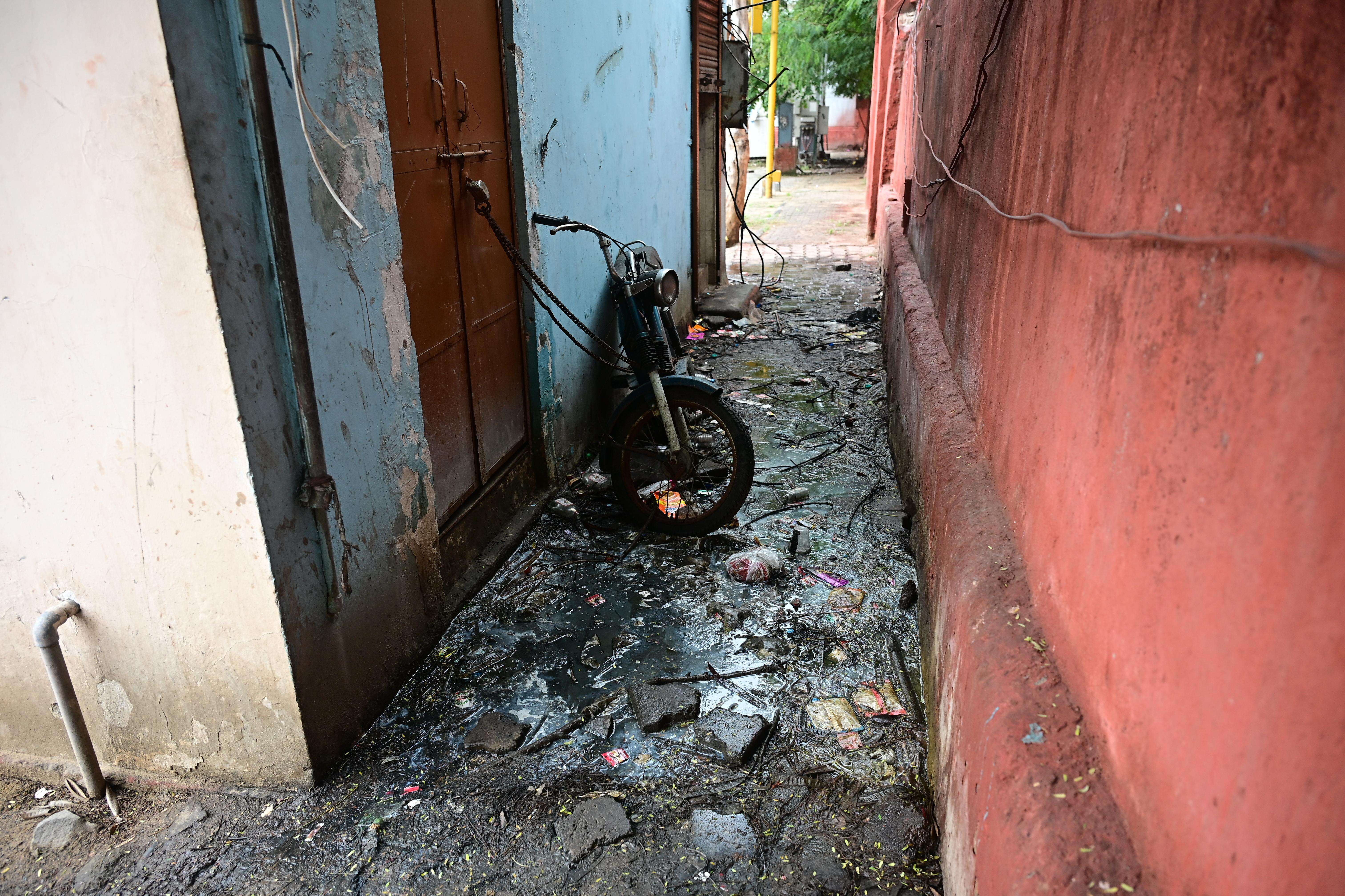 Public toilet at Narain Singh Circle in bad condition (Bhagirath) (4).JPG