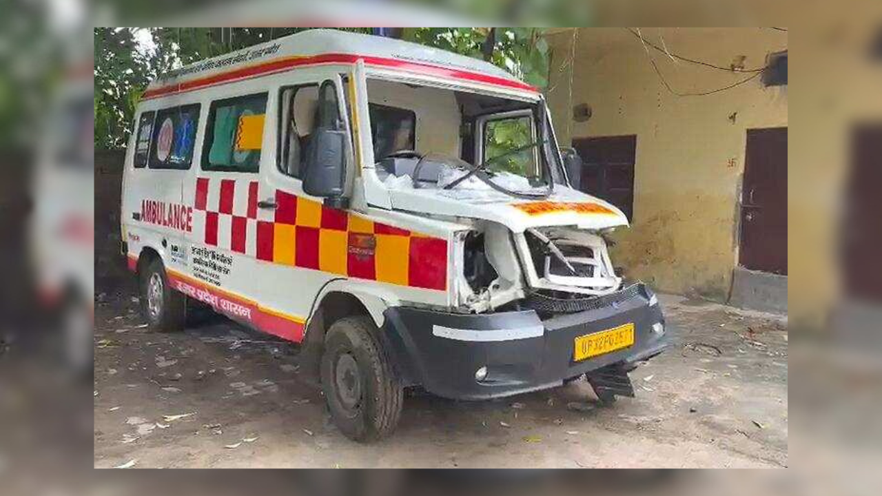 Ambulance with patient stranded for 50 minutes in Gzb after crash with kanwar trolley