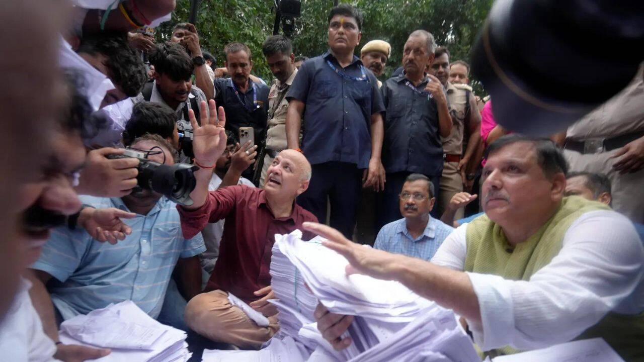 AAP E20 protest: Kejriwal, Sisodia stage sit-in after march to PM's residence stopped
