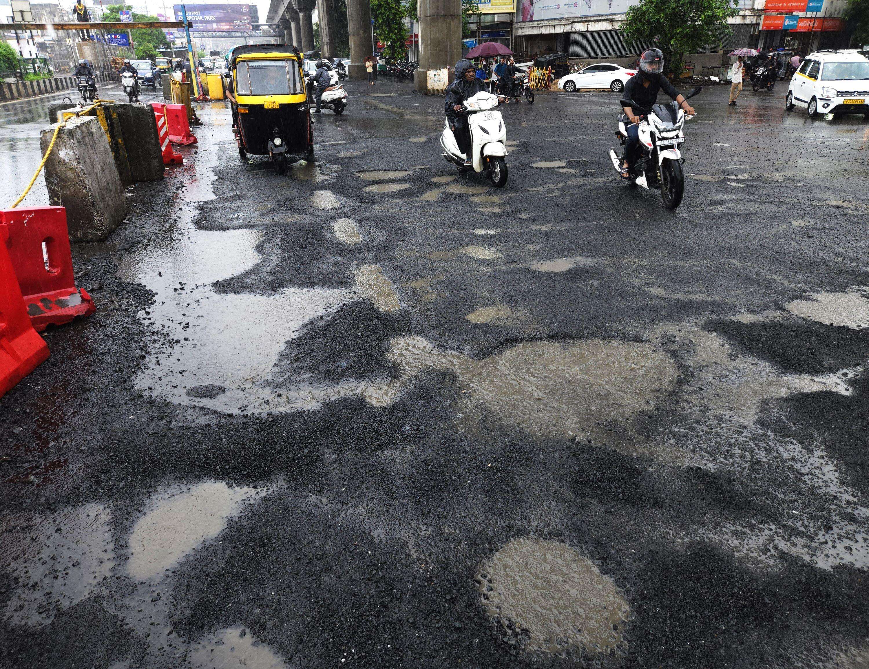 Potholed roads3-Maan Darwaja.jpg