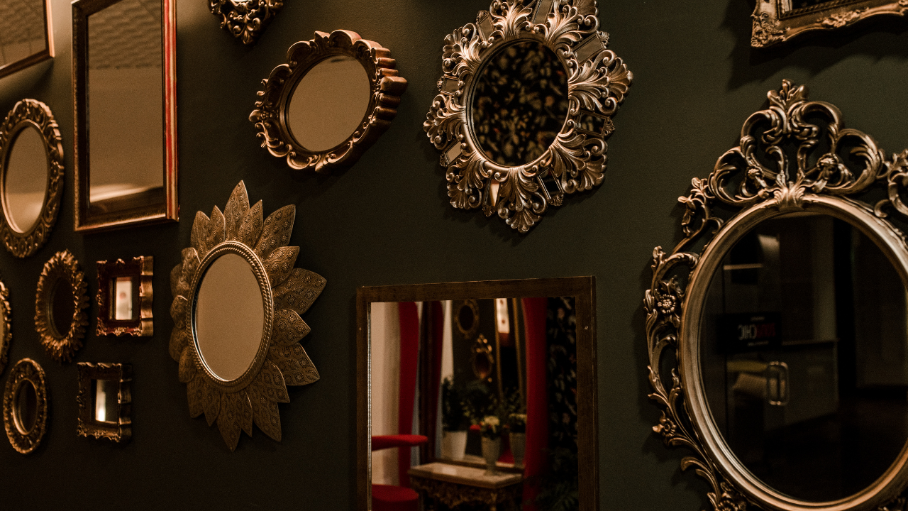 Decorate the walls with unique mirrors