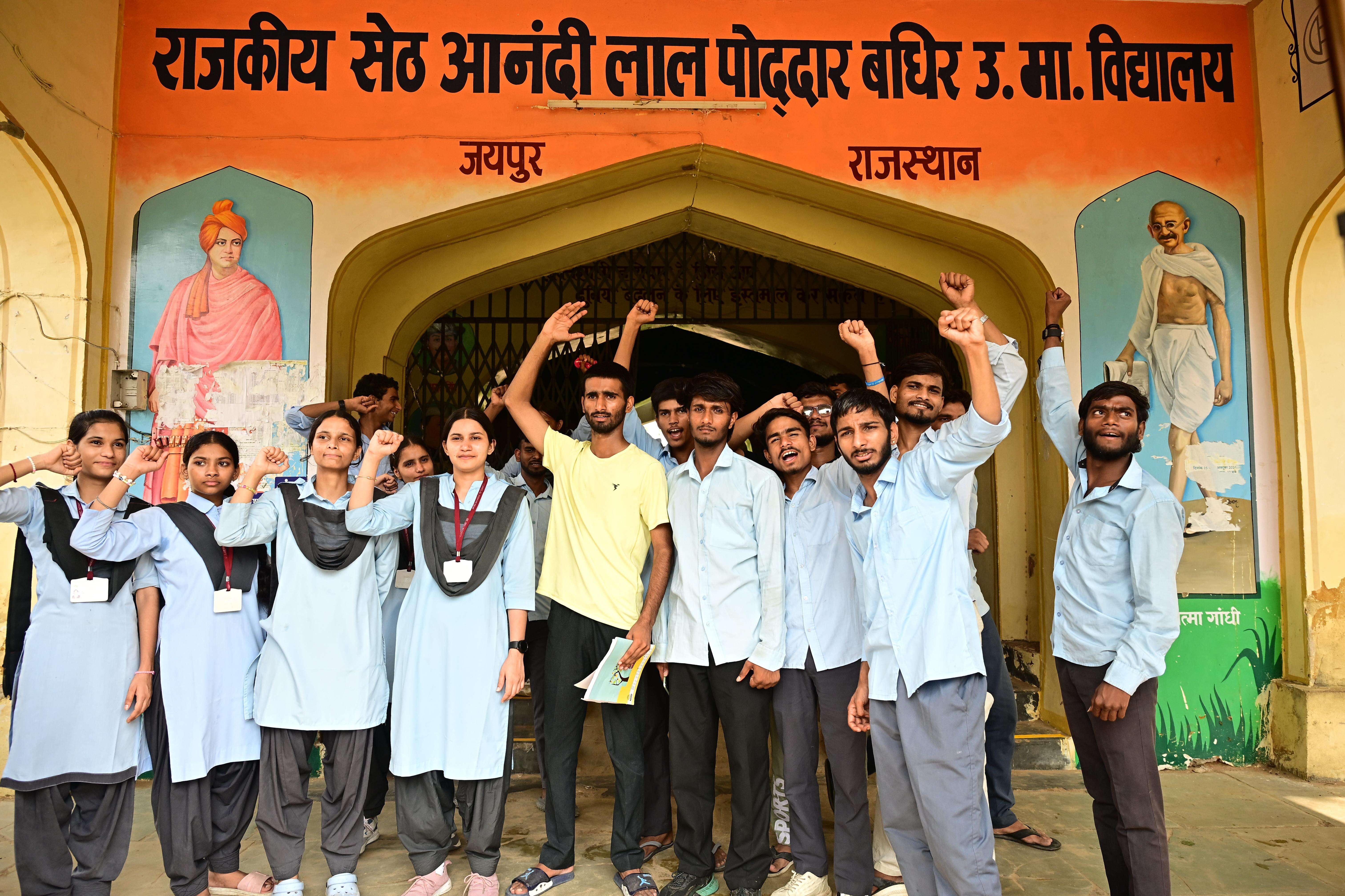 Former CM Ashok Gehlot meets agitating students of Poddar school demanding better infrastructure and sign language knowledge teachers (Bhagirath) (1).JPG