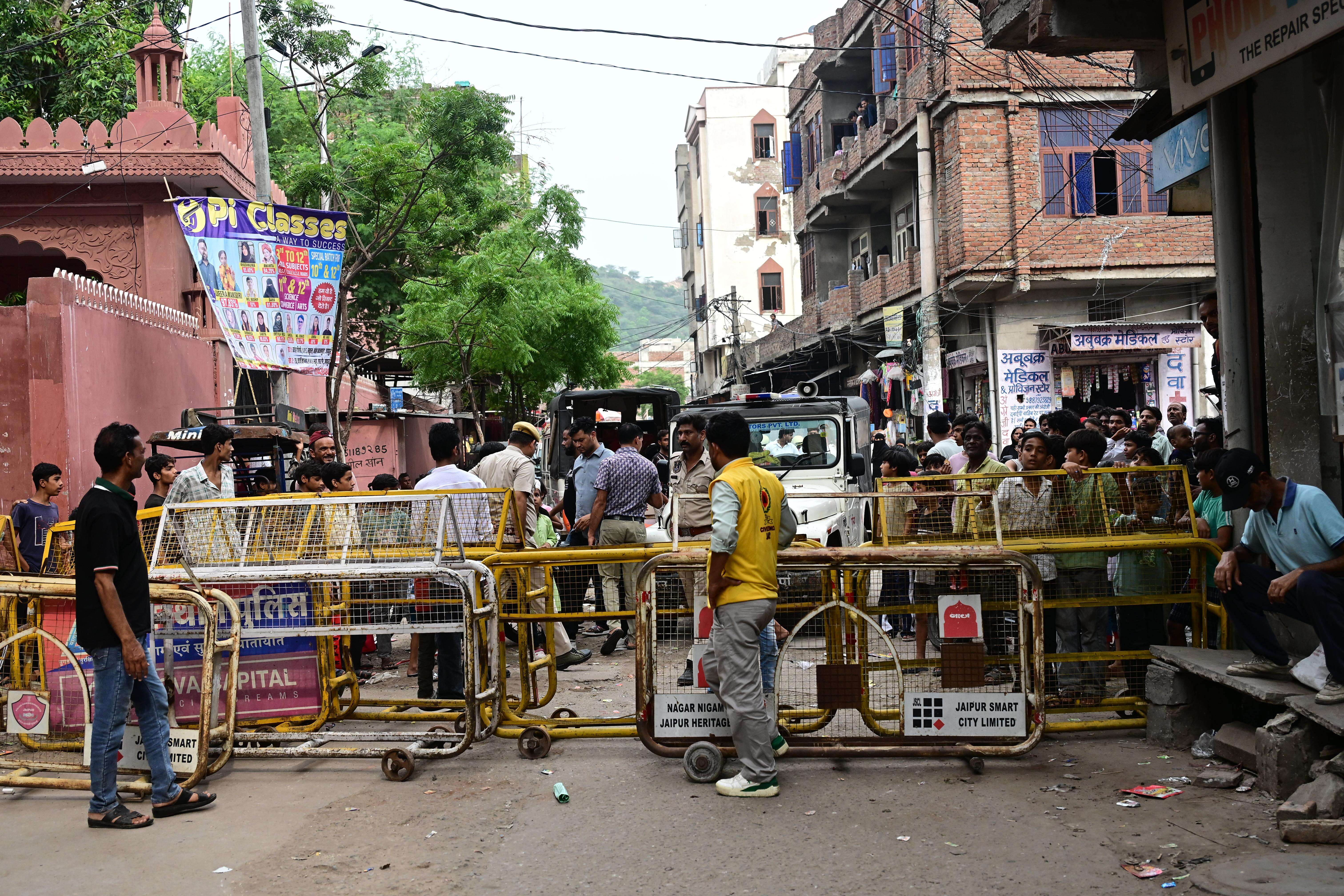 A building at Idgah developed cracks creating panic amongst the residents, administration removed all the tenants and shopkeepers from the building and restricted  ( (4).JPG