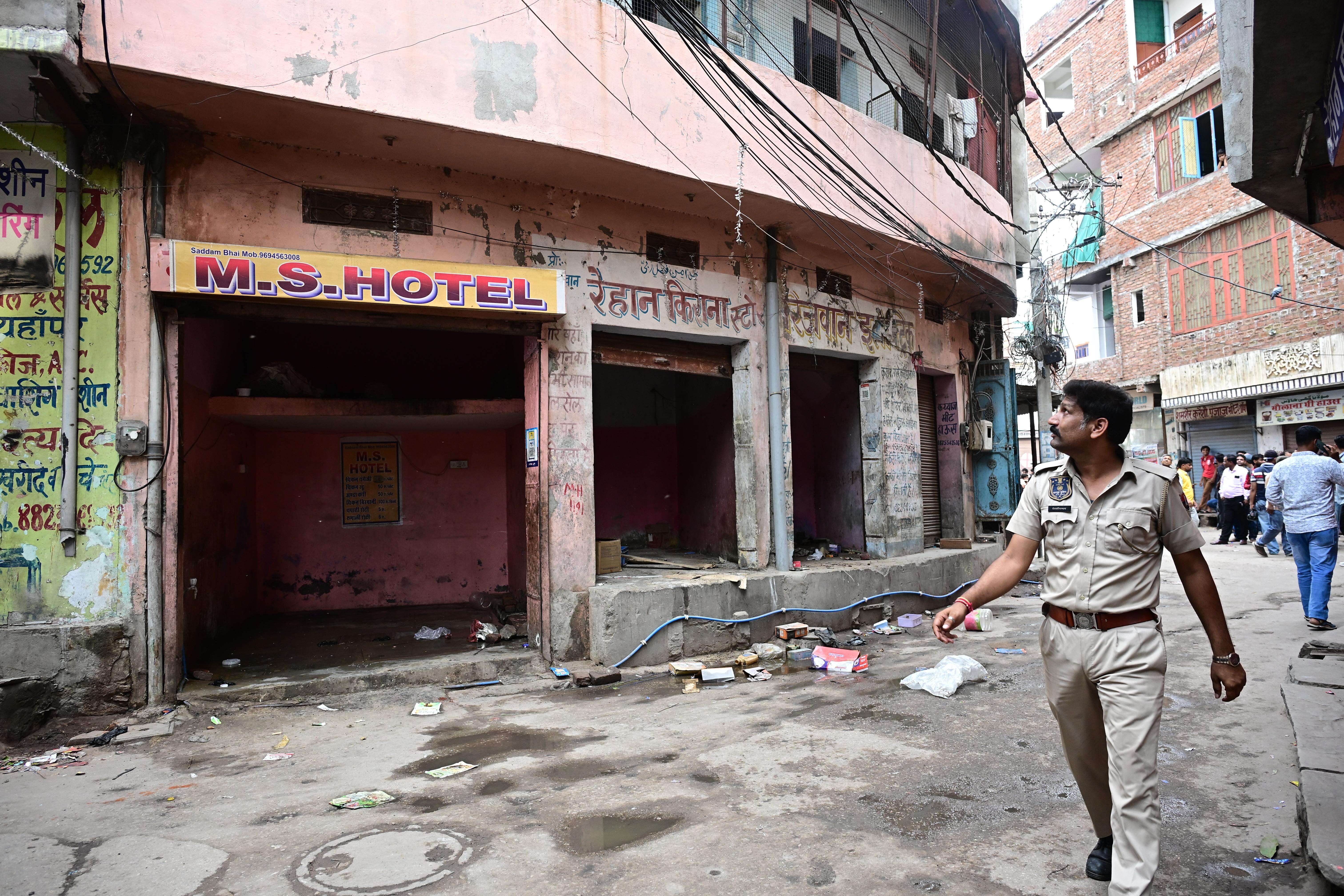 A building at Idgah developed cracks creating panic amongst the residents, administration removed all the tenants and shopkeepers from the building and restricted  ( (8).JPG