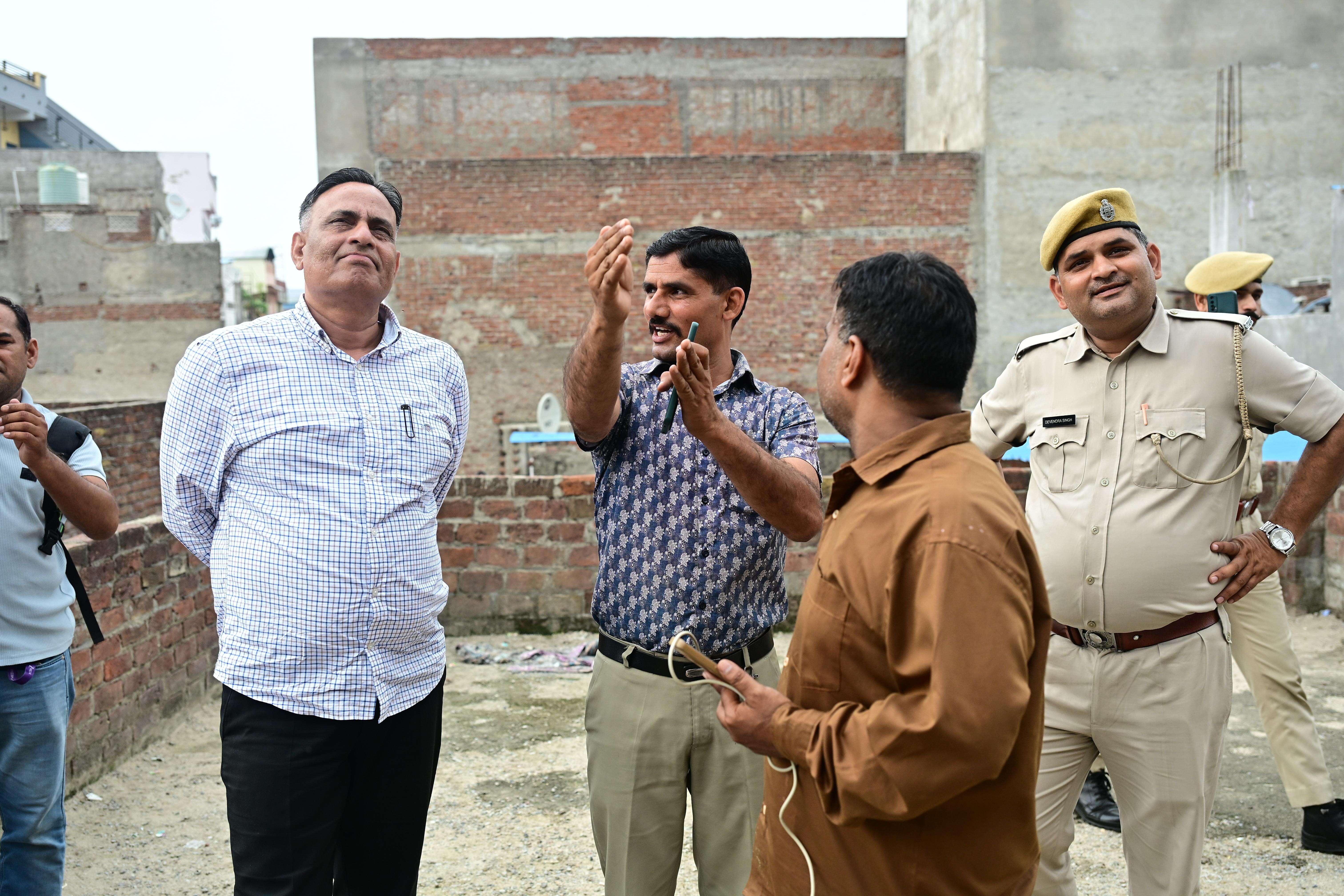 A building at Idgah developed cracks creating panic amongst the residents, administration removed all the tenants and shopkeepers from the building and restricted  ( (10).JPG