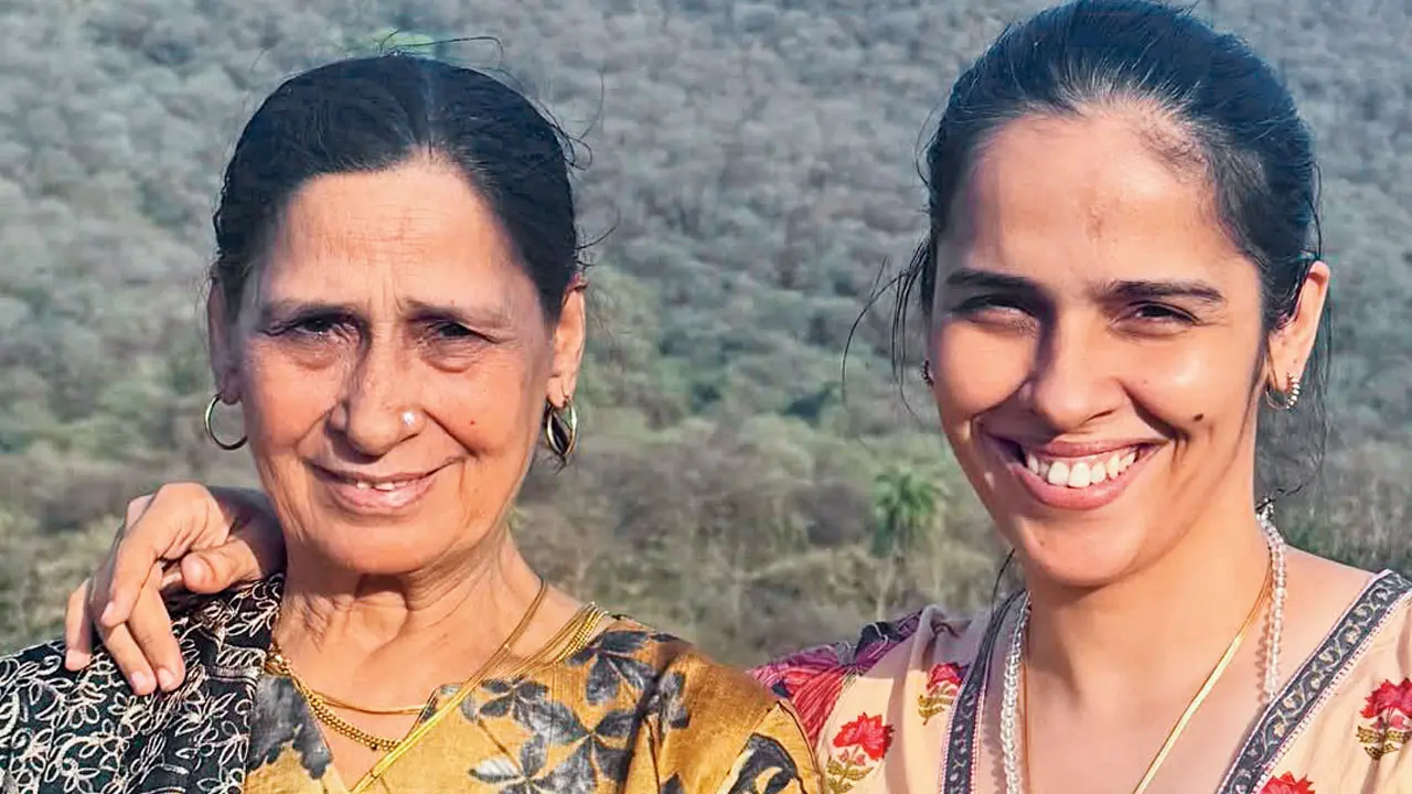 Saina with her mother. (Instagram/@nehwalsaina)<br>