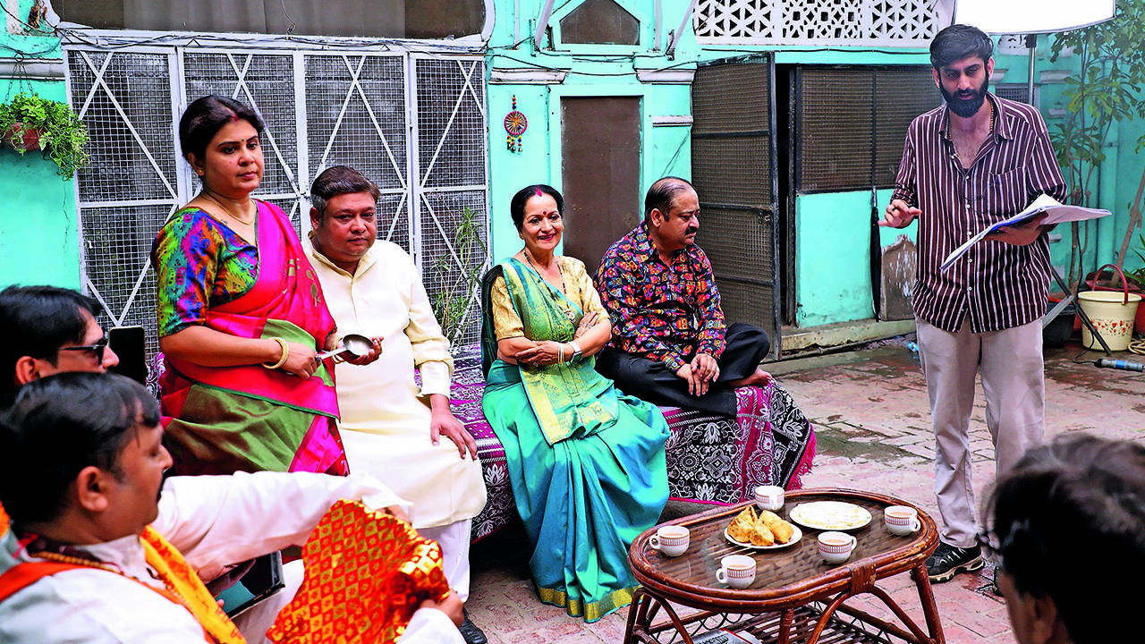 Himani Shivpuri (in blue sari) shooting with Lucknow actors Tulika Bannerjee and Mahesh Chandra Deva (far left)