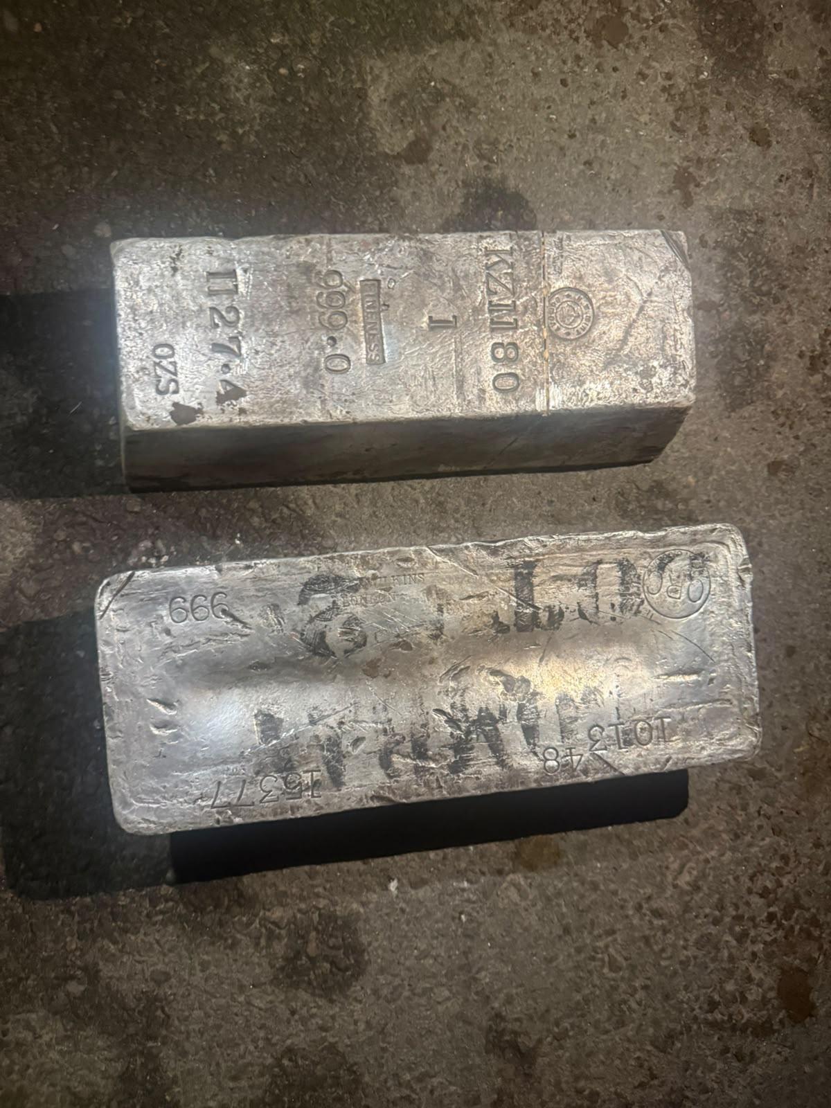 Manak Chowk police arrested five individuals for embezzling hidden treasure found during an old building's demolition; recovered 2 silver bar (3).jpeg