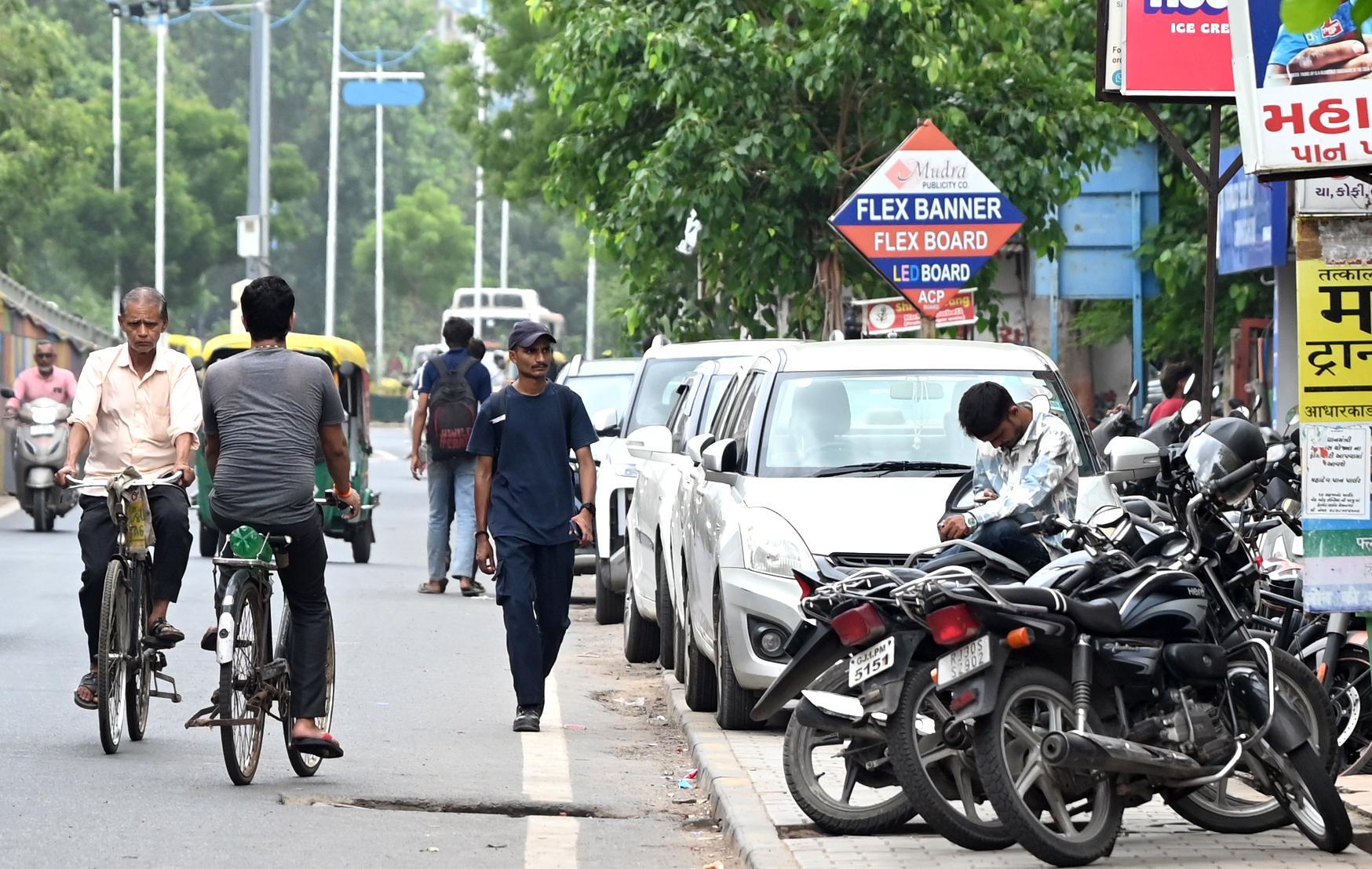 Foot_Path_AEC_Cross_Road_02.jpg