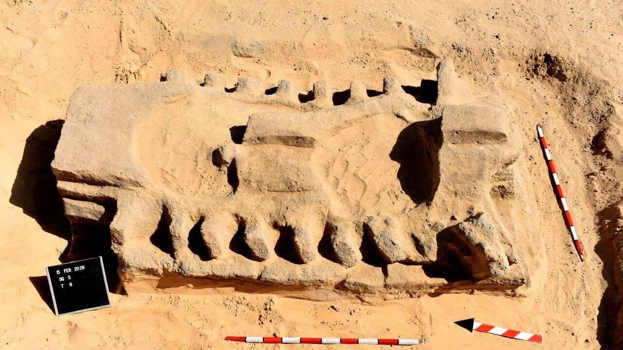 What structures did the archeologists find at Tell el-Koua