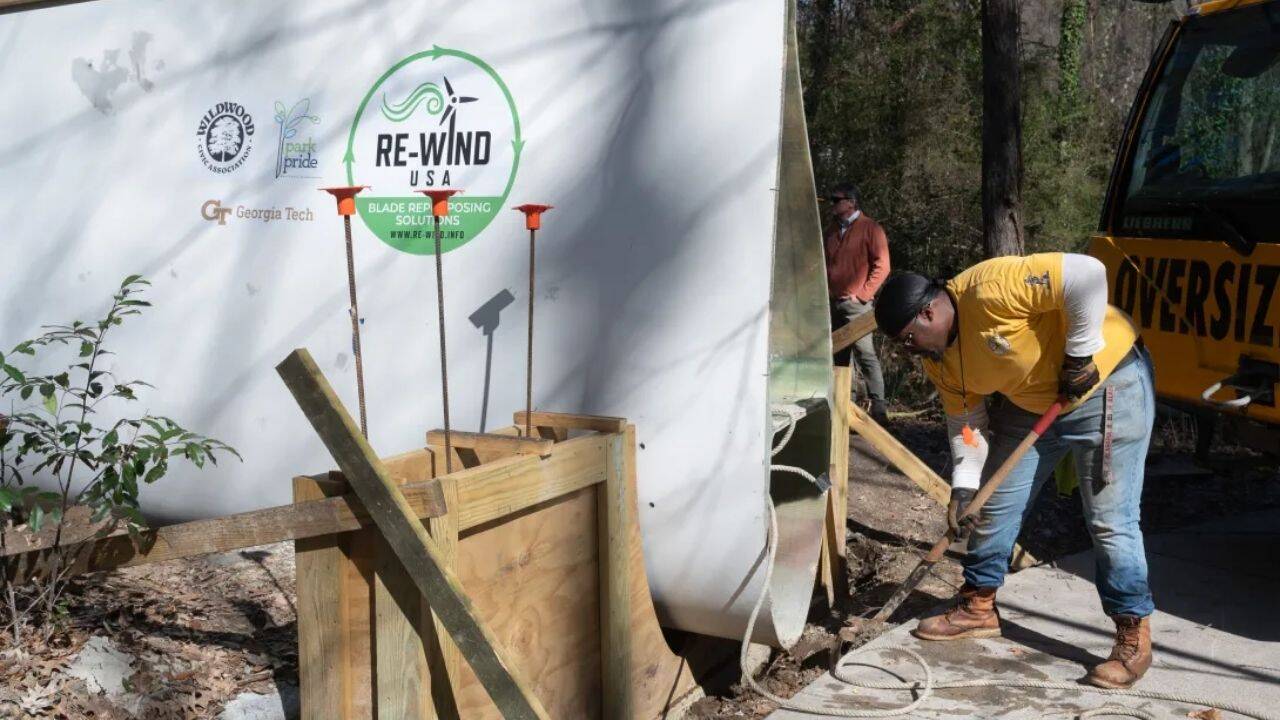 Reusing wind turbine blades