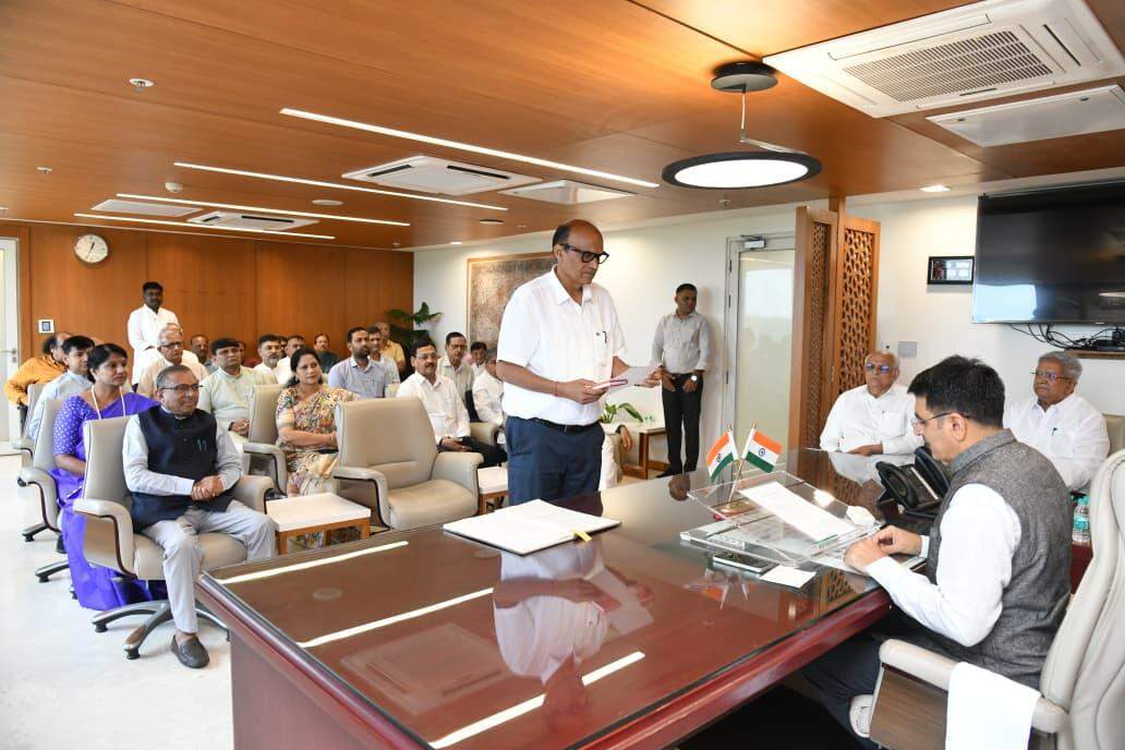 Manjalpur MLA Satish Patel taking oath (2).jpeg