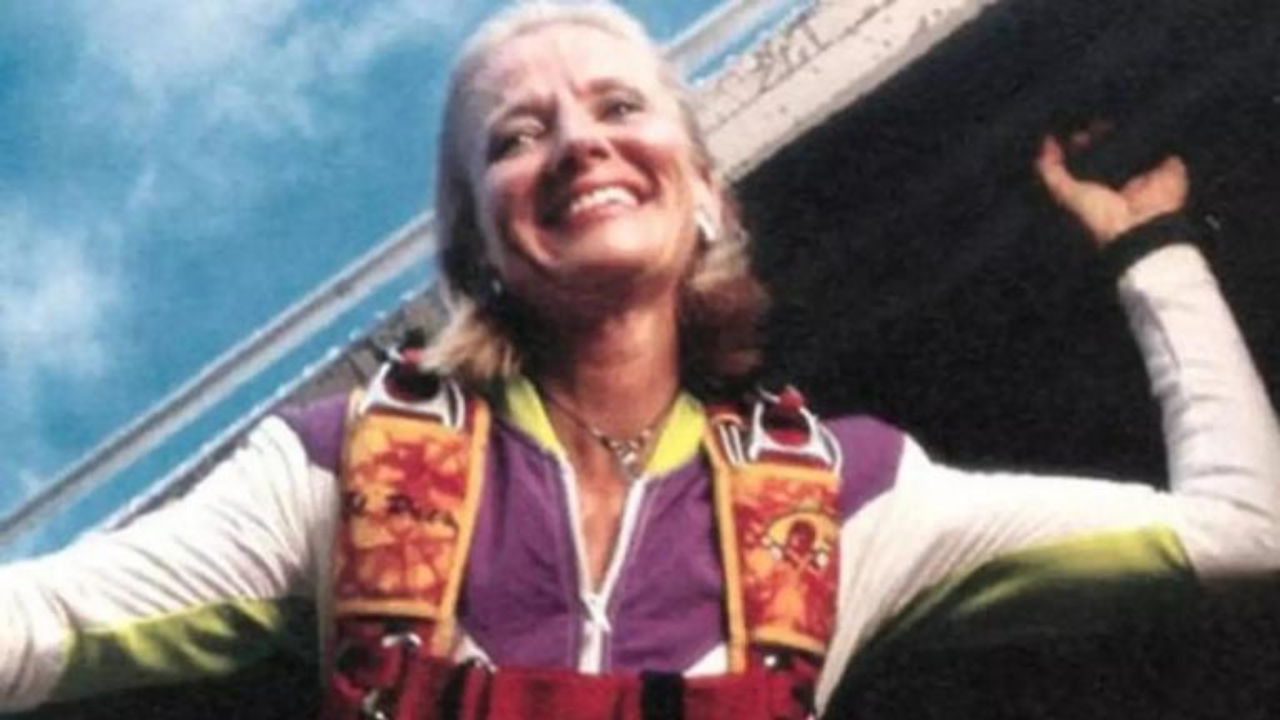 North Carolina woman fell from 14,500 feet after both parachutes failed, crashed onto a fire-ant mound and survived more than 200 stings.<br>