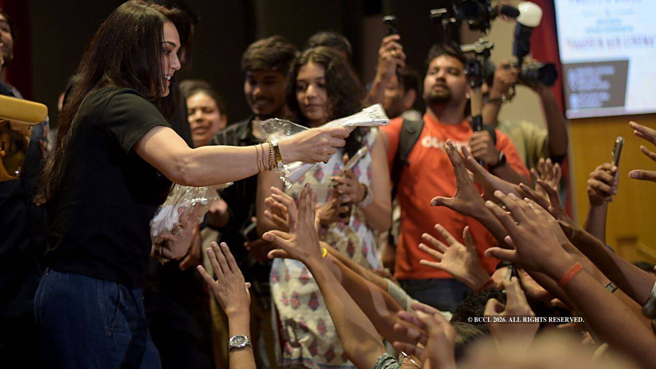 The actor distributed T-shirts among students