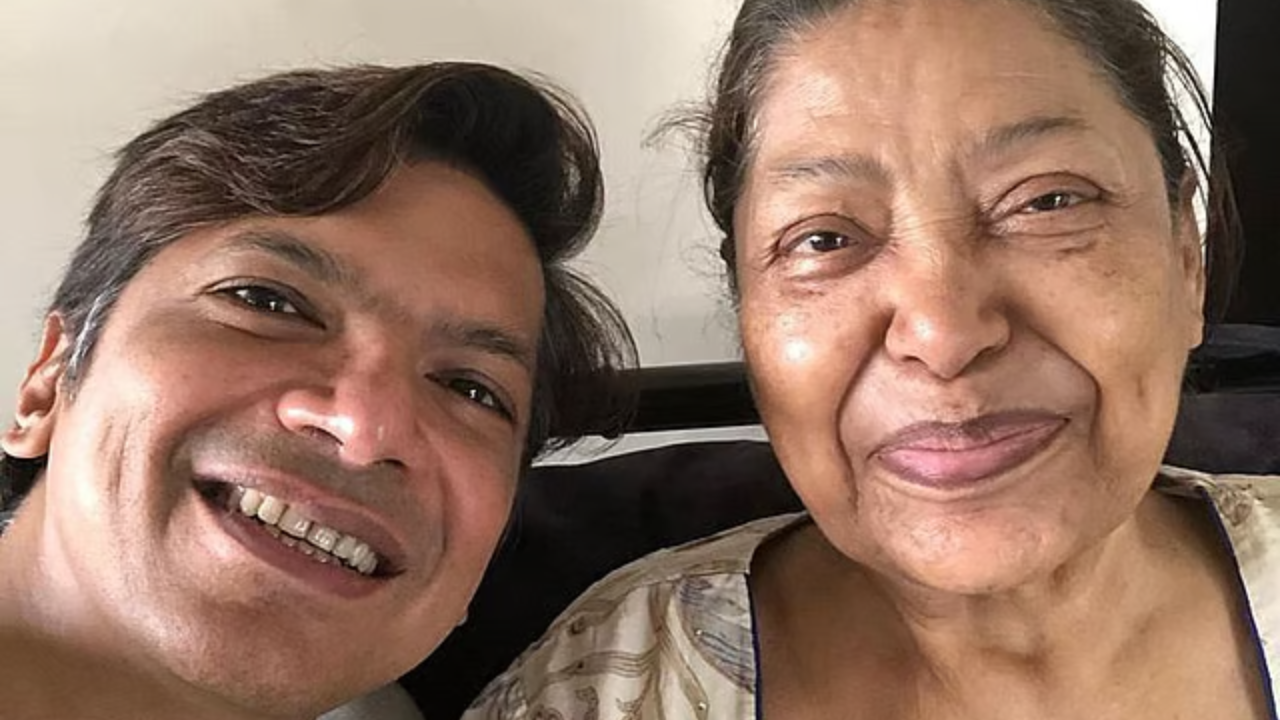 Shaan with his late mother. (Instagram/singer_shaan/)