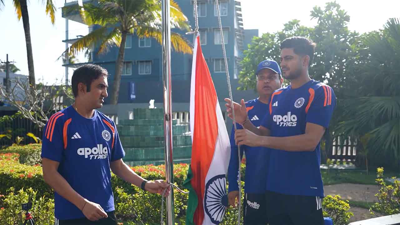 Gambhir, Shubman hoist tricolour in Galle - WATCH