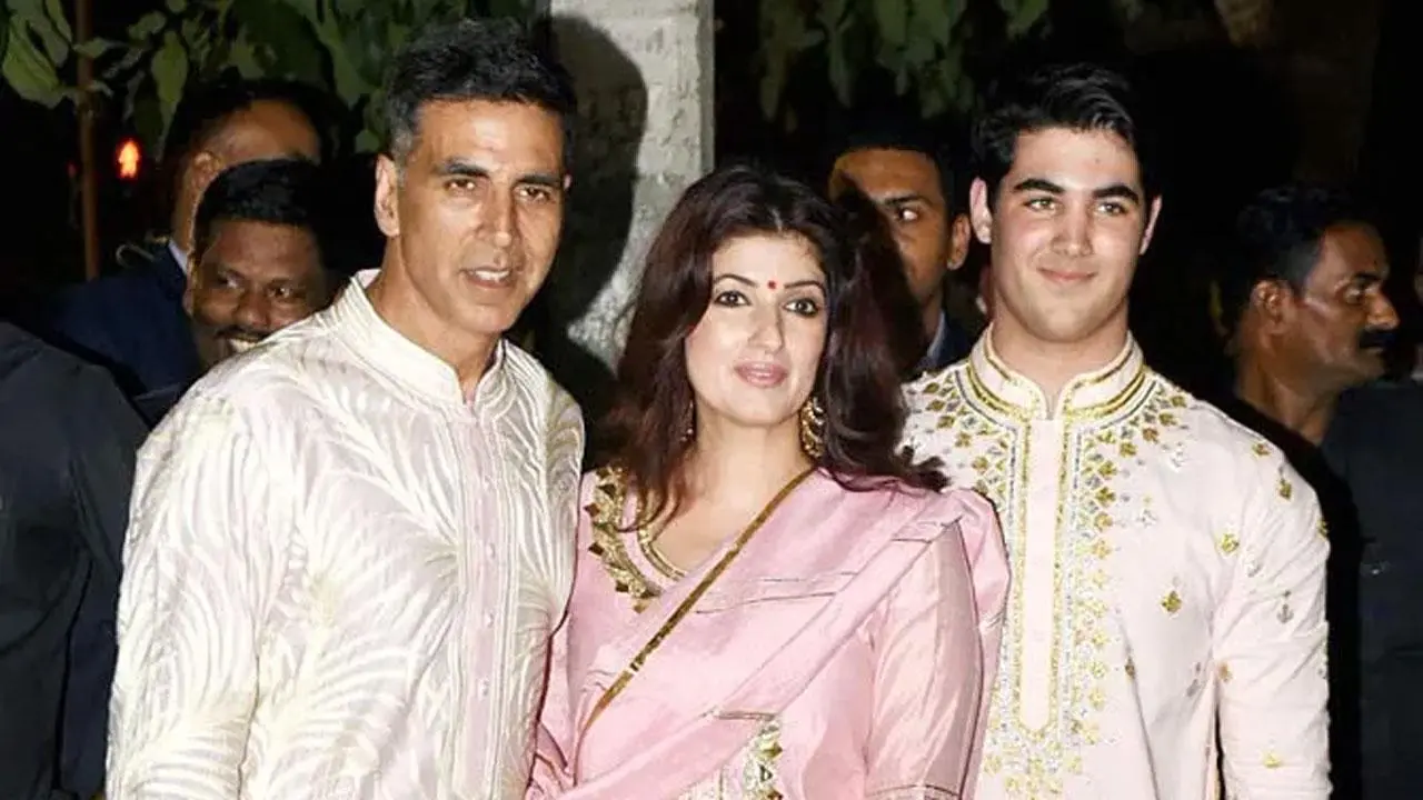 Akshay Kumar, Twinkle Khanna with their son Aarav. (Picture credit: Yogen Shah/Mid-day)<br>