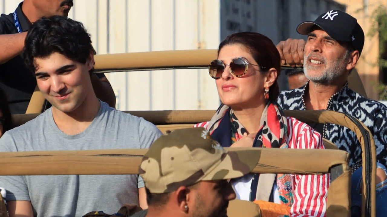 Akshay Kumar, Twinkle Khanna with their son Aarav. (Picture credit: IANS)<br>