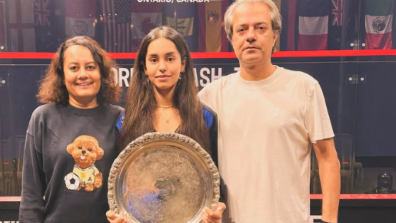 Anahat with her parents. (Instagram/@anahatsingh13)