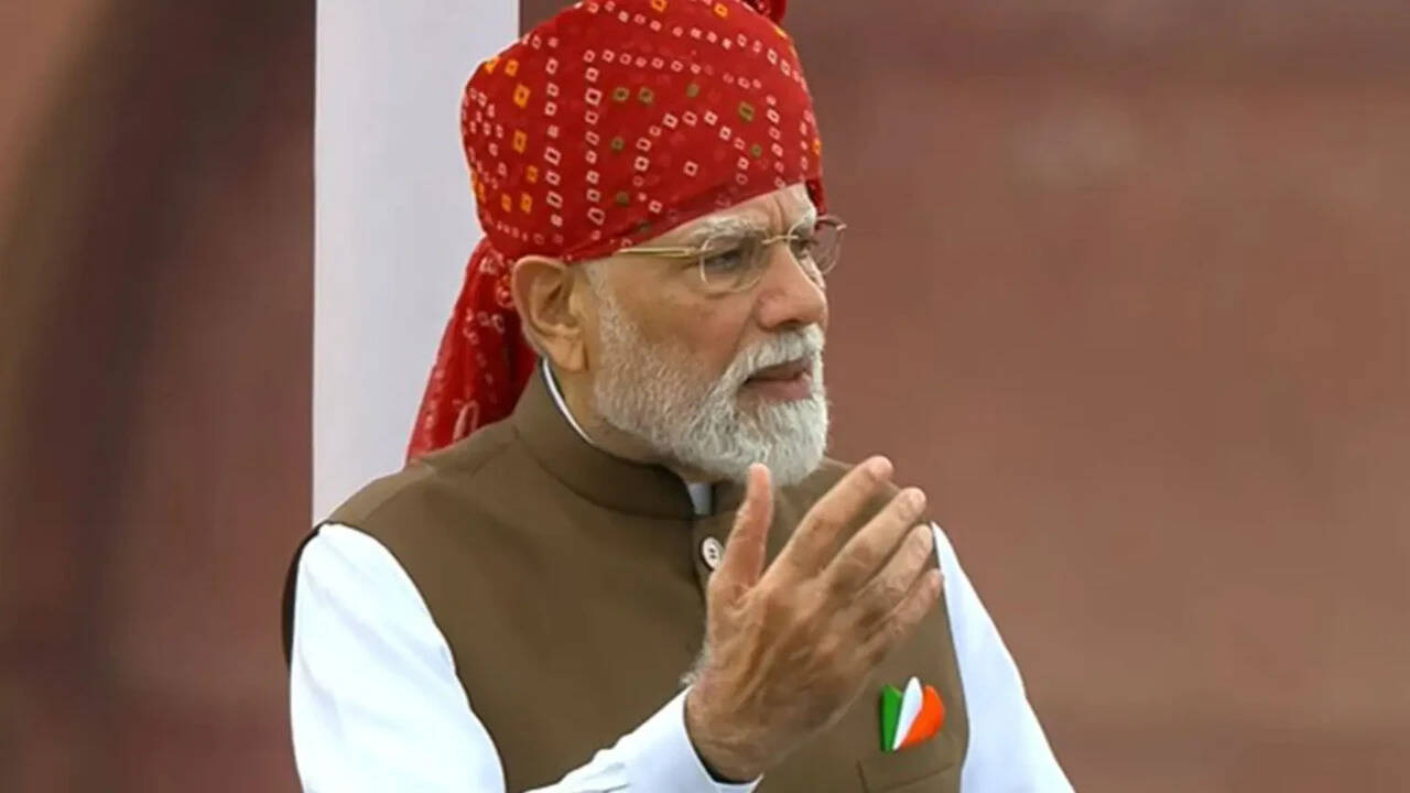 Congress Takes Social Media Dig at PM Modi's Tricolour Pocket Square on Independence Day