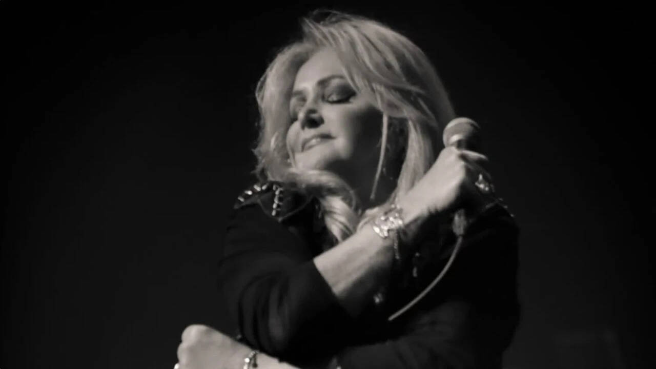 Thousands of fans collect to say goodbye to Bonnie Tyler in Swansea