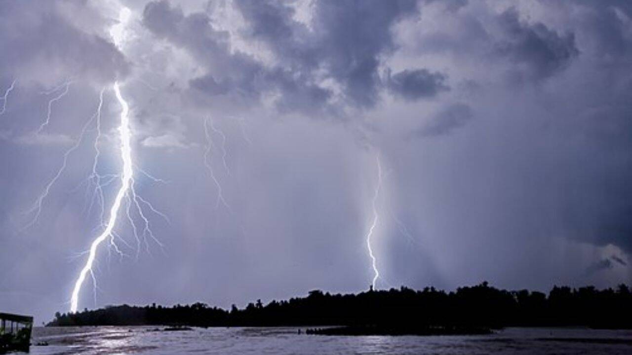 How did scientists discover that Lake Maracaibo was the world's lightning hotspot