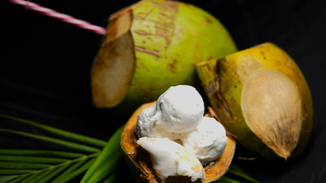How to remove coconut flesh from the shell easily: 5 simple tricks without wasting the coconut