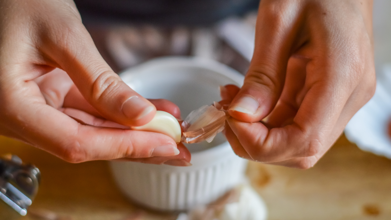 How to peel garlic quickly: 7 easy ways to remove garlic skin without sticky fingers