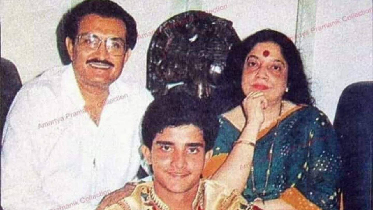 An old picture of Sourav Ganguly with his family.