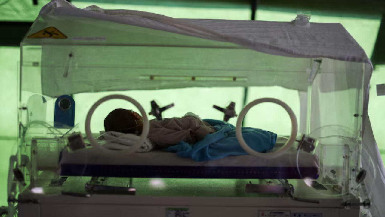 Indonesian woman gives birth under torchlight during magnitude 7.7 earthquake