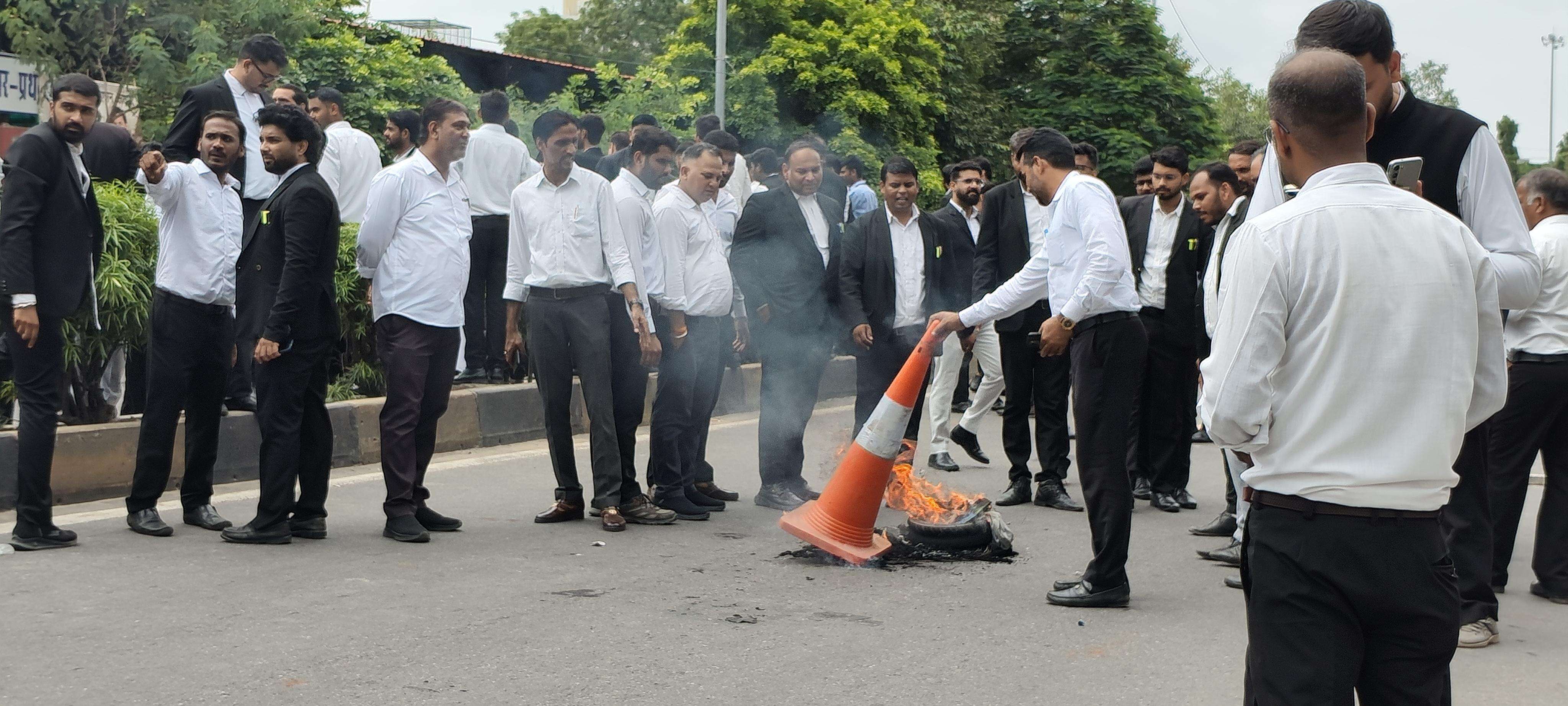 Lawyers protest outside the Session court (15).jpeg