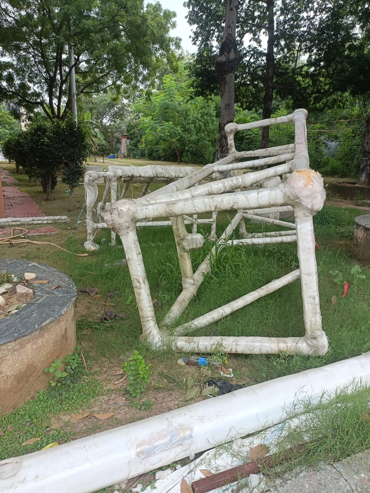 Javelin machine lies neglected<br>