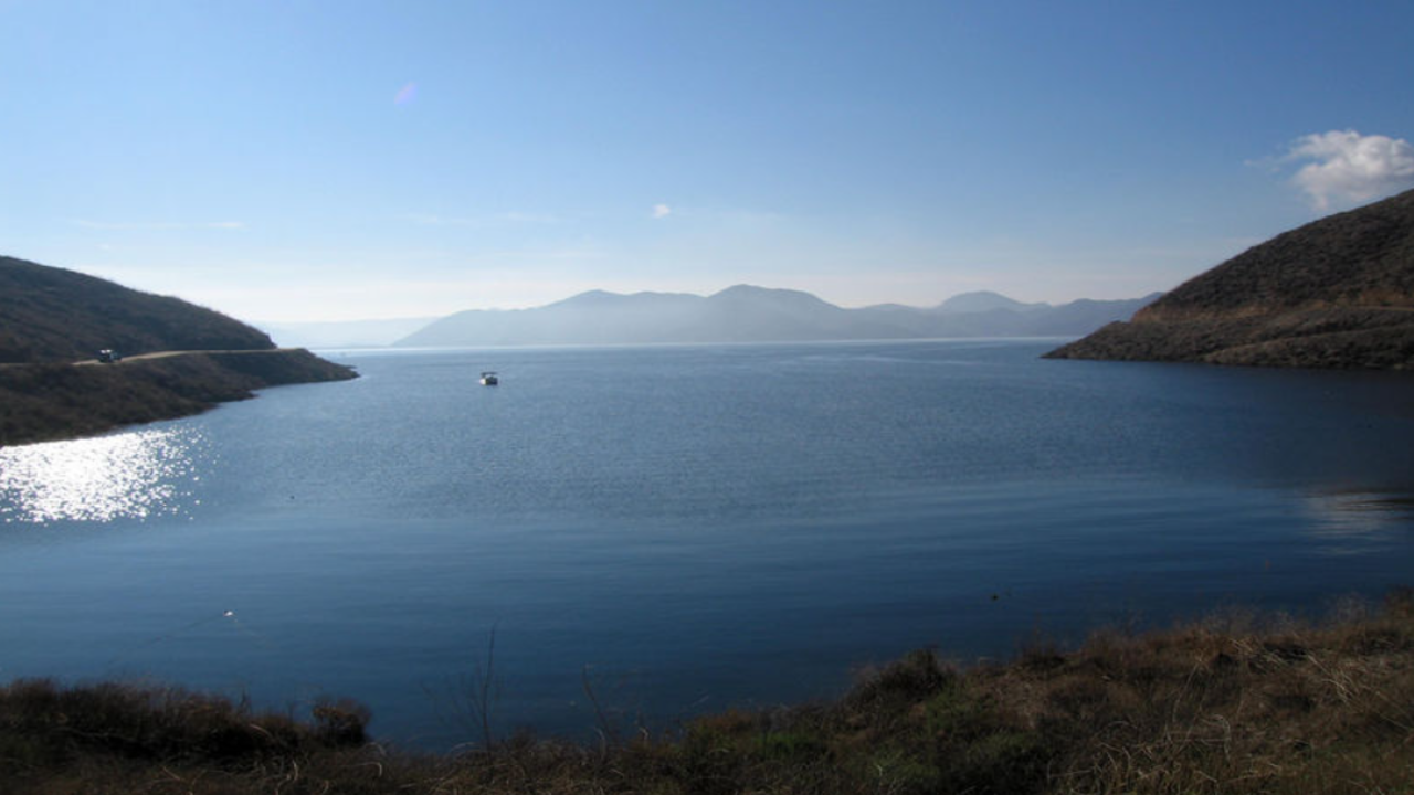 Diamond Valley Lake- an off-stream reservoir. Image credits: Wikimedia Commons