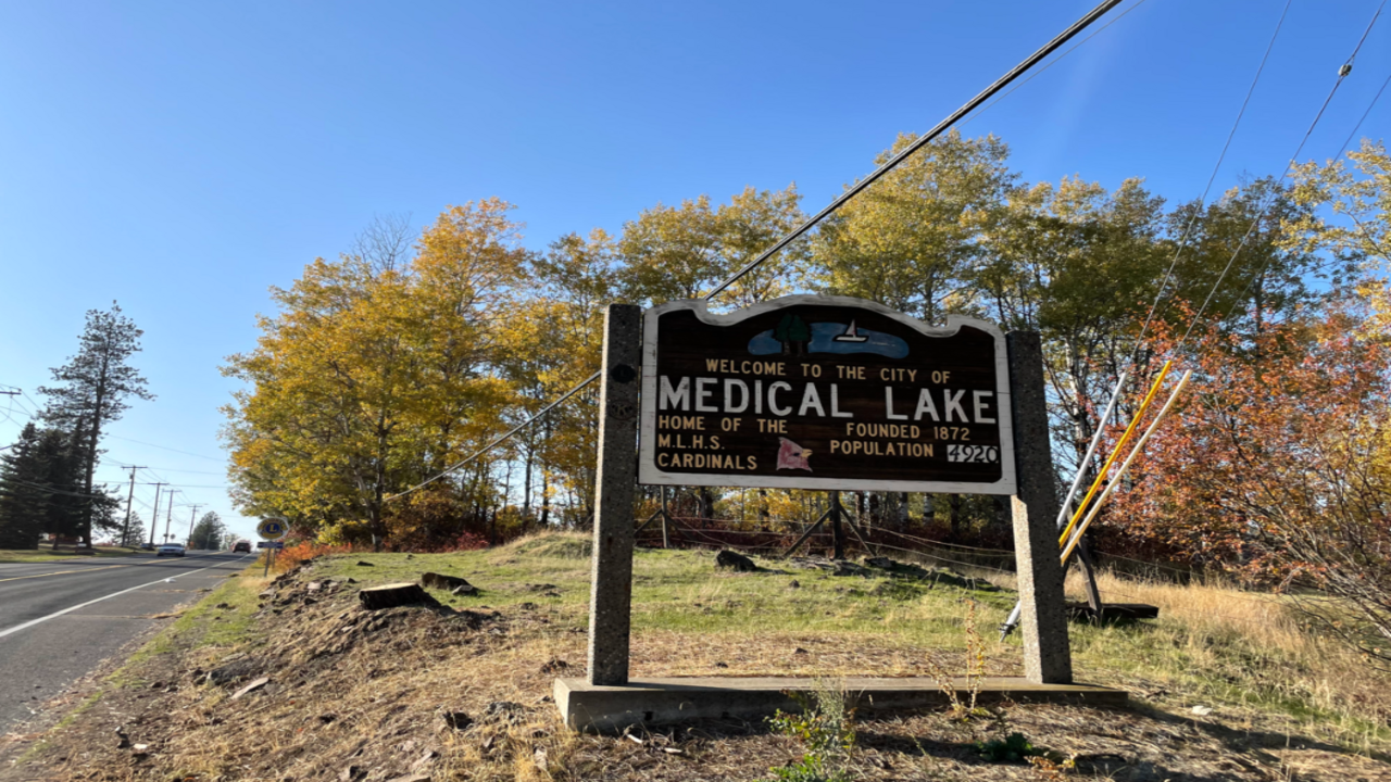 Medical Lake sign on Lake Street. Image credits: Wikimedia Commons